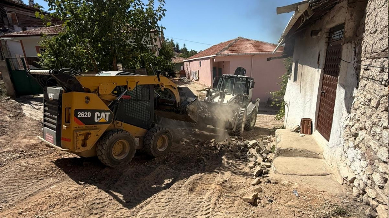 Ayaş’ta yol hazırlıkları başladı! Asfalt öncesi temizlik çalışmaları sürüyor