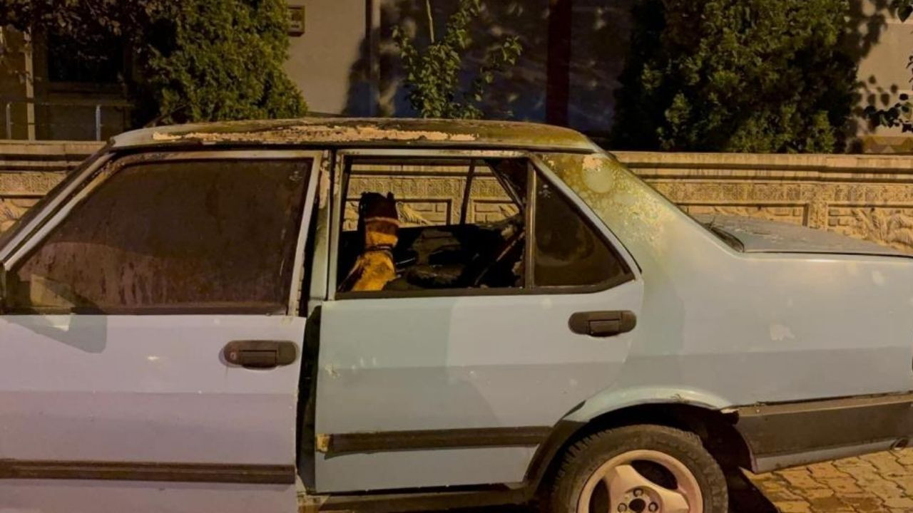Kayseri'de park halindeki araç alevlere teslim oldu