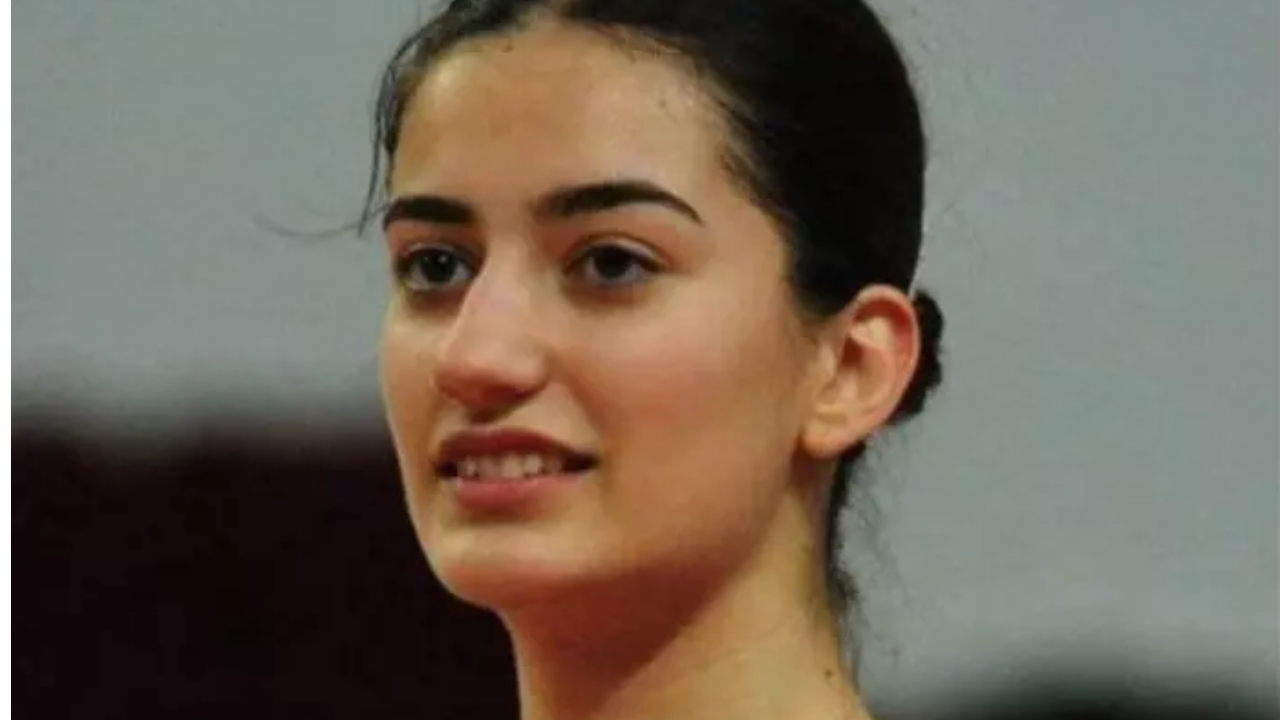 Deniz Mergen kimdir, hangi voleybol takımda oynadı?
