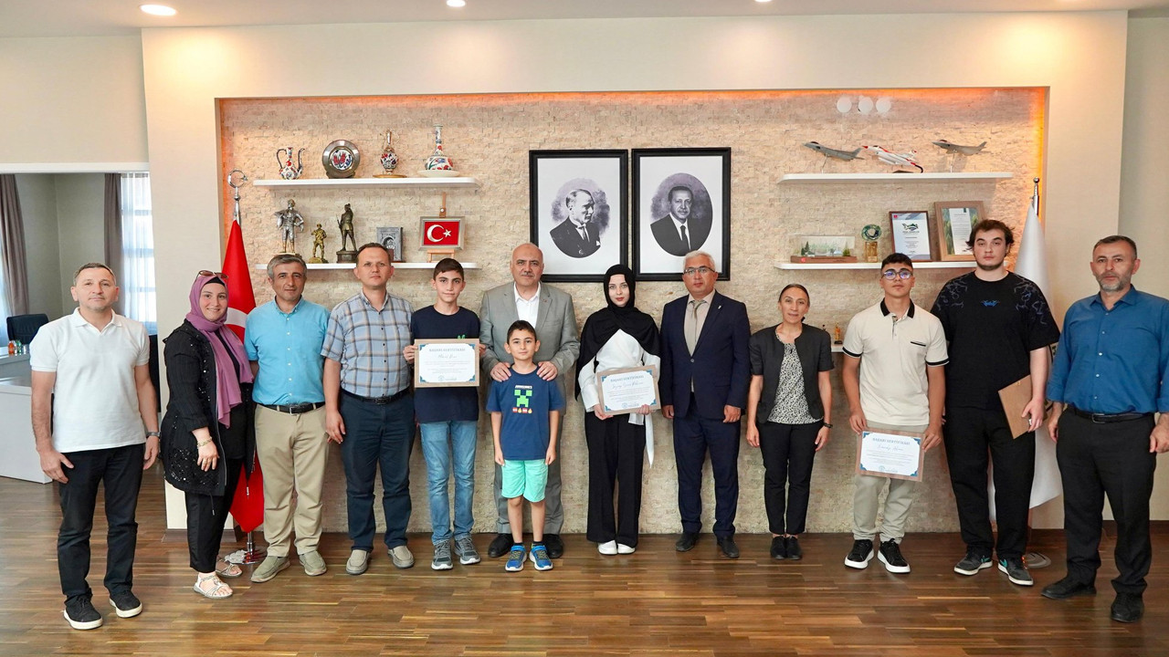 Kızılcahamam’ın başarılı öğrencileri belediyede ödüllendirildi!