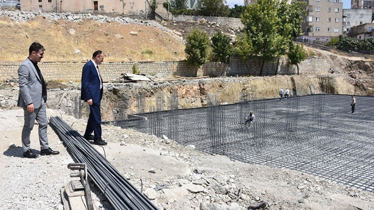 Eski okullar yerini modern binalara bıraktı