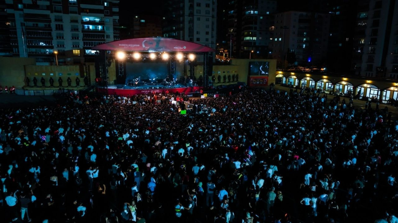 Etimesgut’ta Can Bonomo Rüzgarı, Zafer Bayramı'nda unutulmaz bir gece!