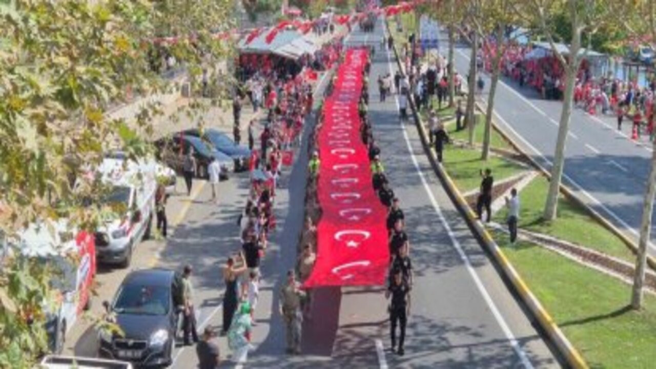 Kahramankazan'daki 30 Ağustos kutlamalarında fenalaşan şehit babalarına üsteğmenden yardım eli