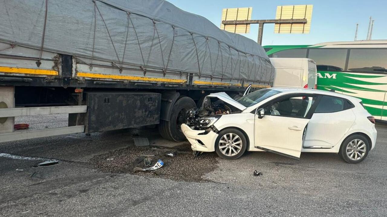 Kırıkkale’de otomobilin TIR’a çarptığı kazada 2 kişi yaralanarak hastaneye kaldırıldı