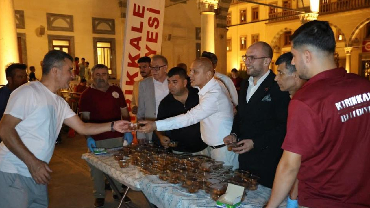 Kırıkkale Belediyesinden Kandil Gecesinde vatandaşlara lokma tatlısı ikramı