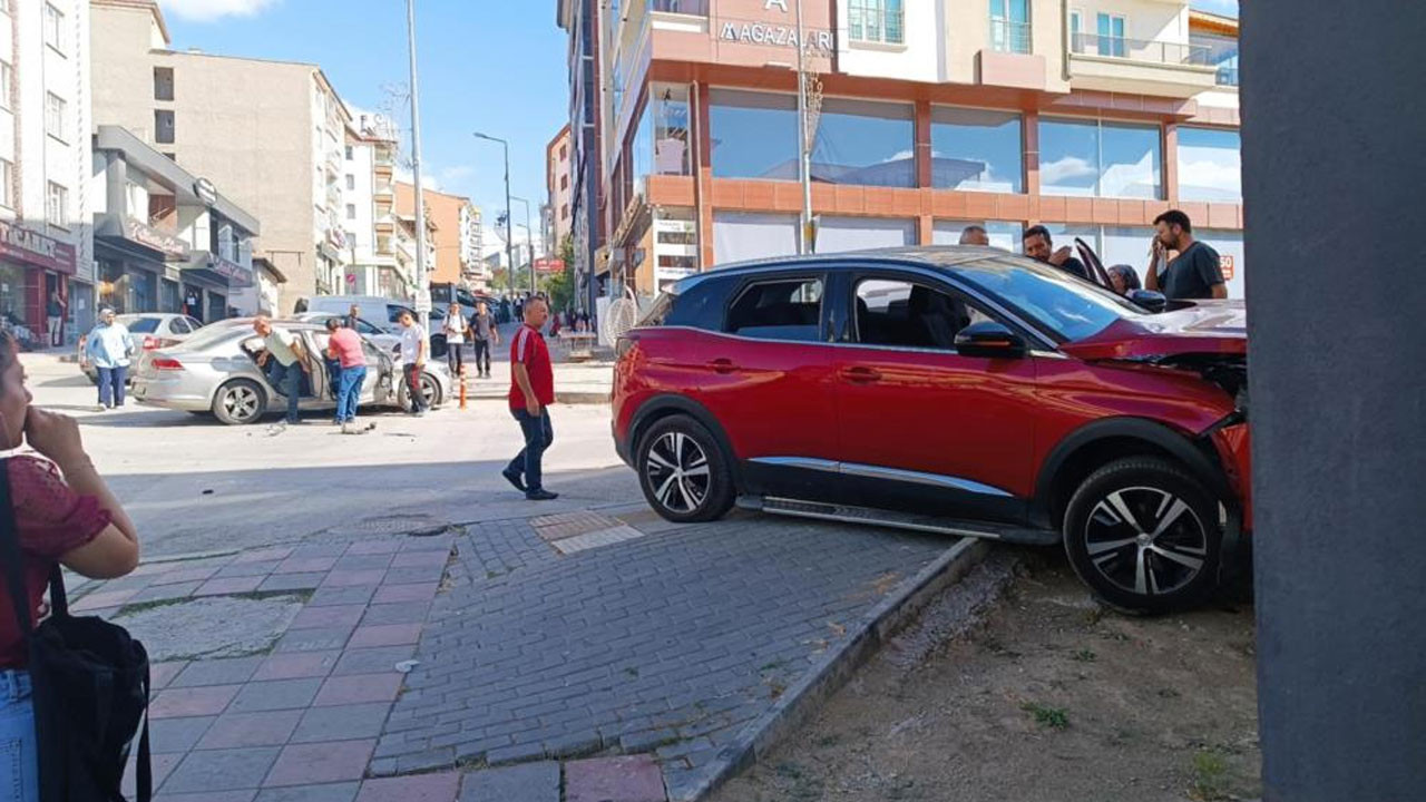 Elmadağ'da iki otomobil çarpıştı! Araçlar hurdaya döndü