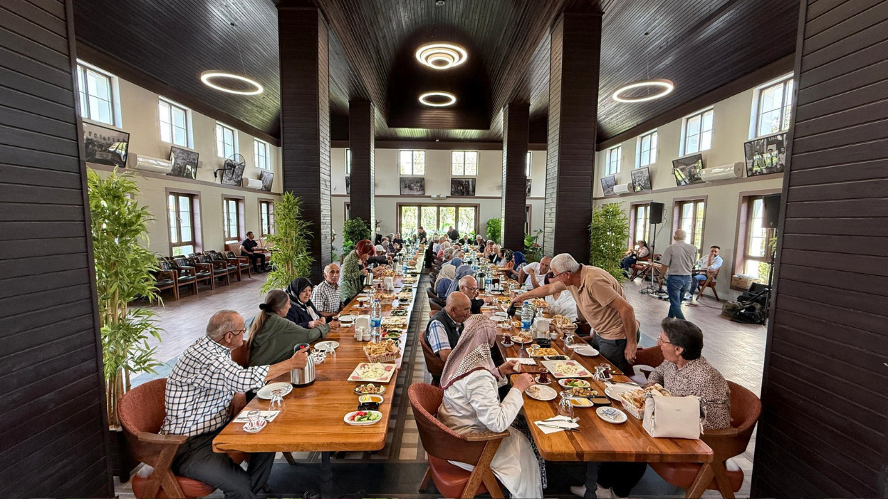50 yıl sonra aynı masada! Kızılcahamam Lisesi mezunları buluştu