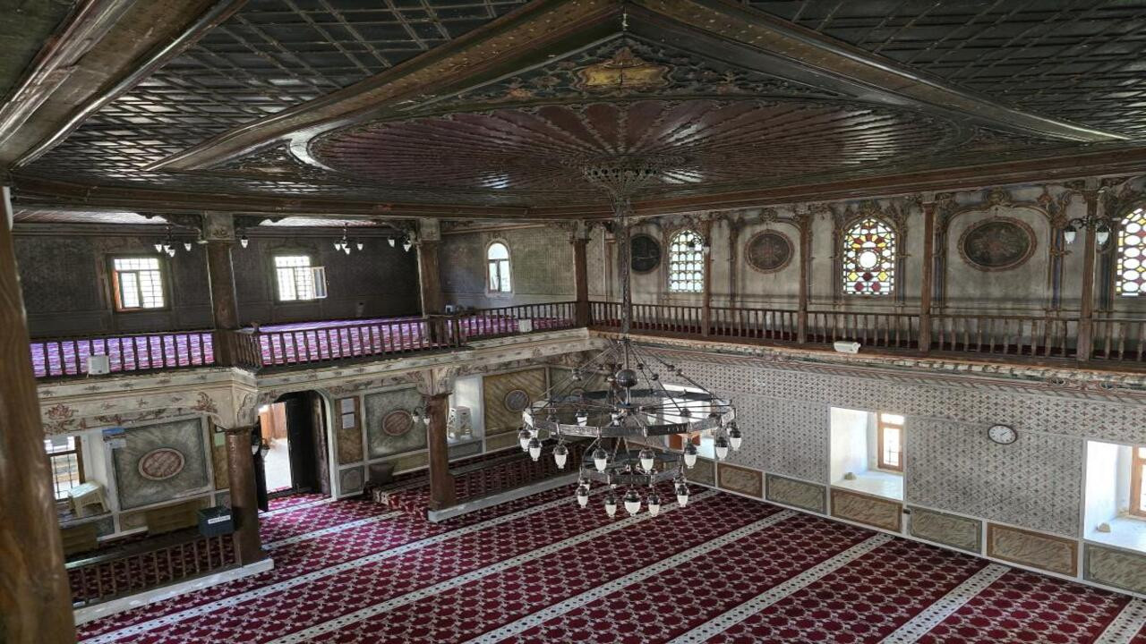 Yozgat’ın eski ama eskimeyen o camisi süslemeleriyle ışıldıyor