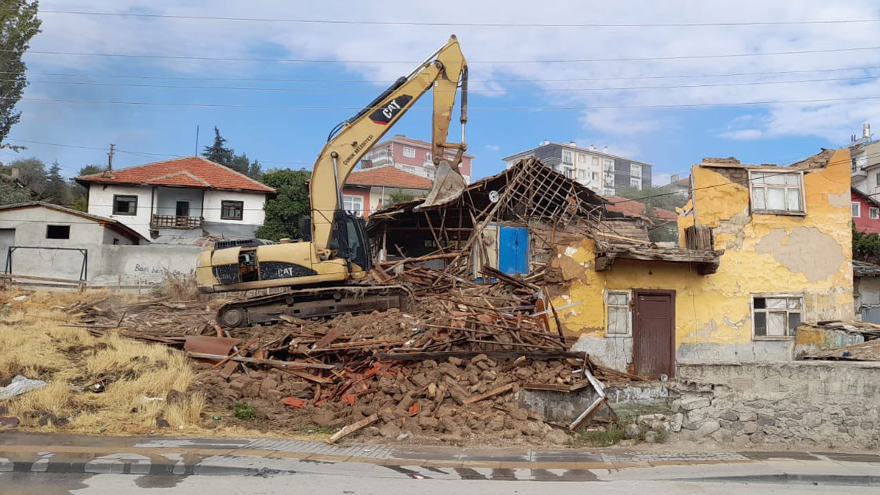 Çubuk’ta tehlikeli yapılar yıkılıyor