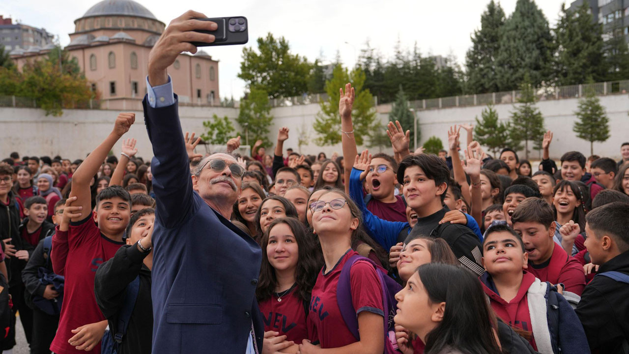 Başkan Beşikcioğlu öğrencileri okulun ilk günü yalnız bırakmadı
