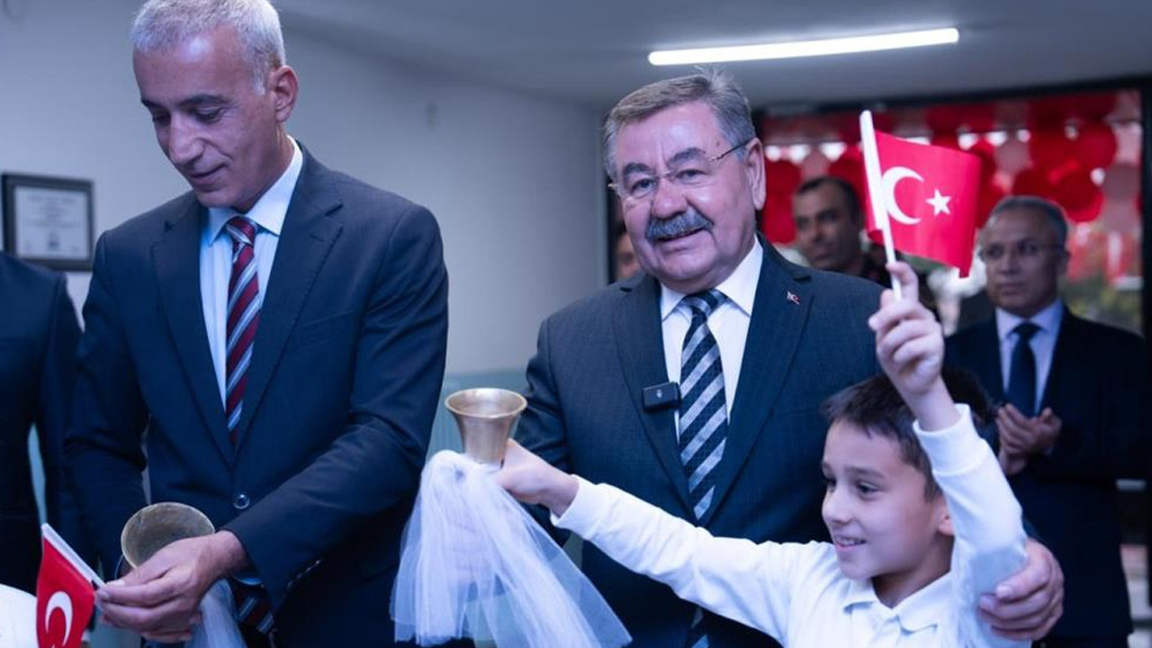 Gölbaşı Belediye Başkanı Odabaşı, yeni eğitim yılının ilk gününde öğrencilerle buluştu