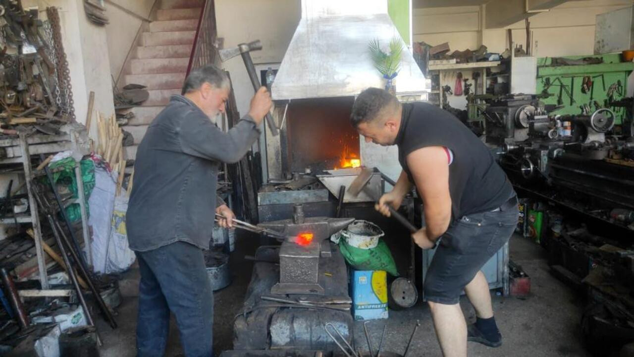 Baba oğul, Yozgat’ta demircilik ateşi sönmesin istiyor