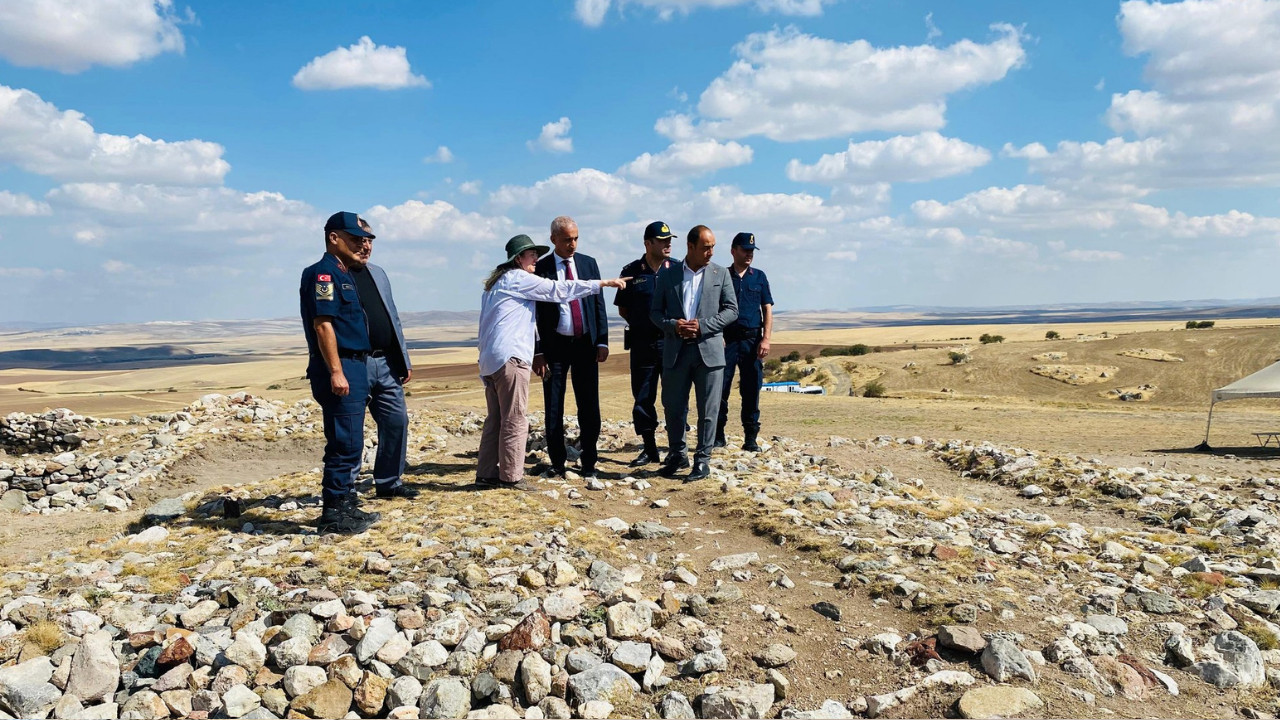 Gölbaşı’nda arkeolojik heyecan! Kaymakam Rüstemoğlu Külhöyük kazı alanında