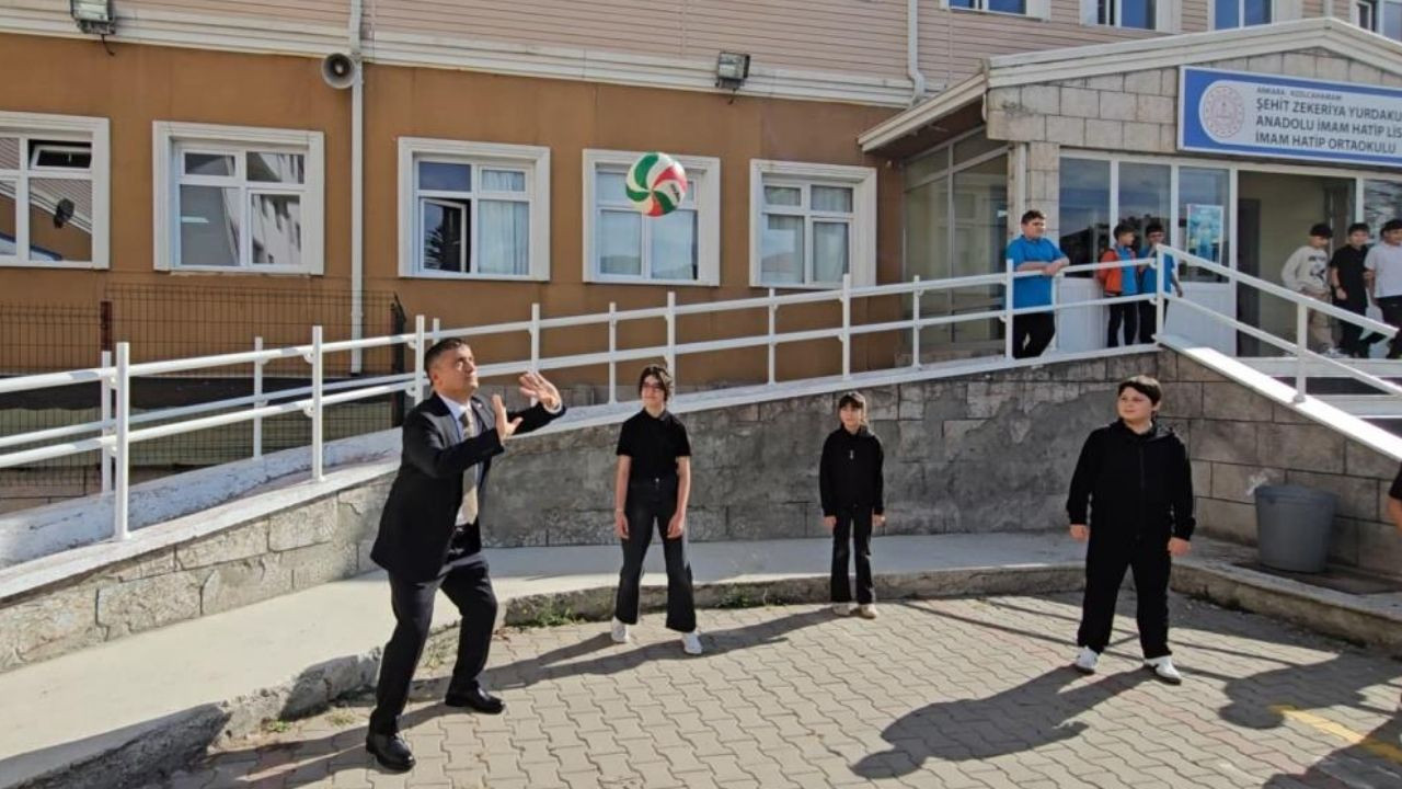 Kızılcahamam’da spor coşkusu: Kaymakam Mehmetbeyoğlu öğrencilerle voleybol oynadı