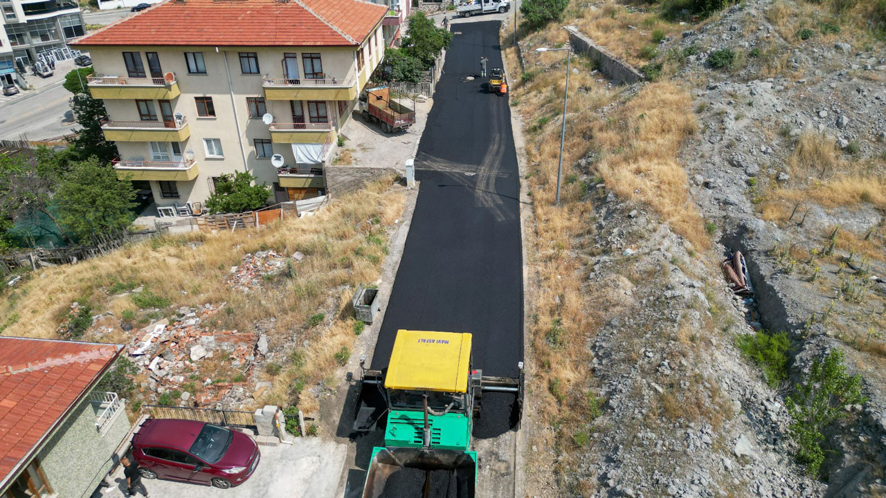 Altındağ’da yollar modernleşiyor: Asfalt seferberliği hız kesmeden sürüyor