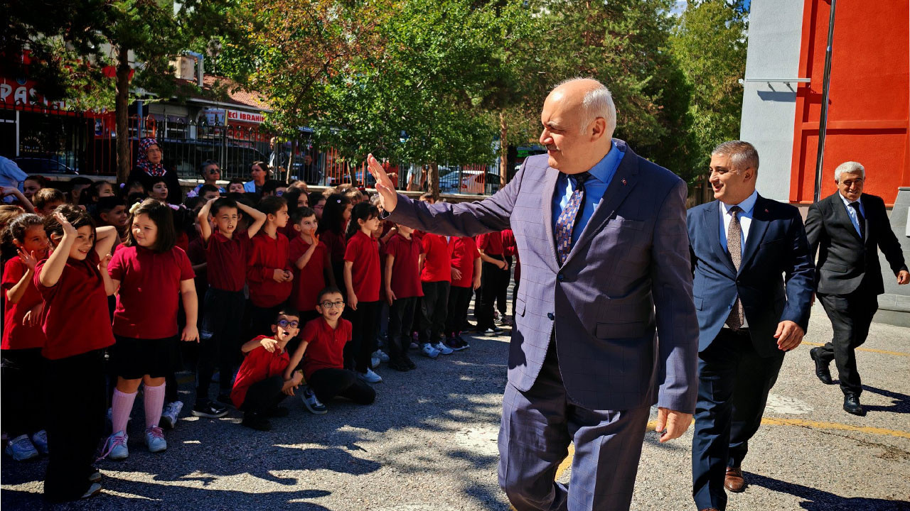 Kızılcahamam Belediye Başkanı Süleyman Acar, öğrencilerle bir araya geldi