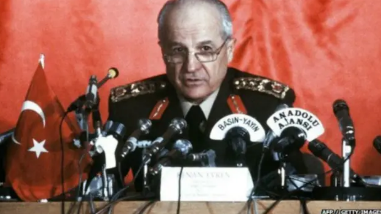 Kenan Evren kimdir? Nereli, yaşamı ve siyasi kariyeri hakkında her şey