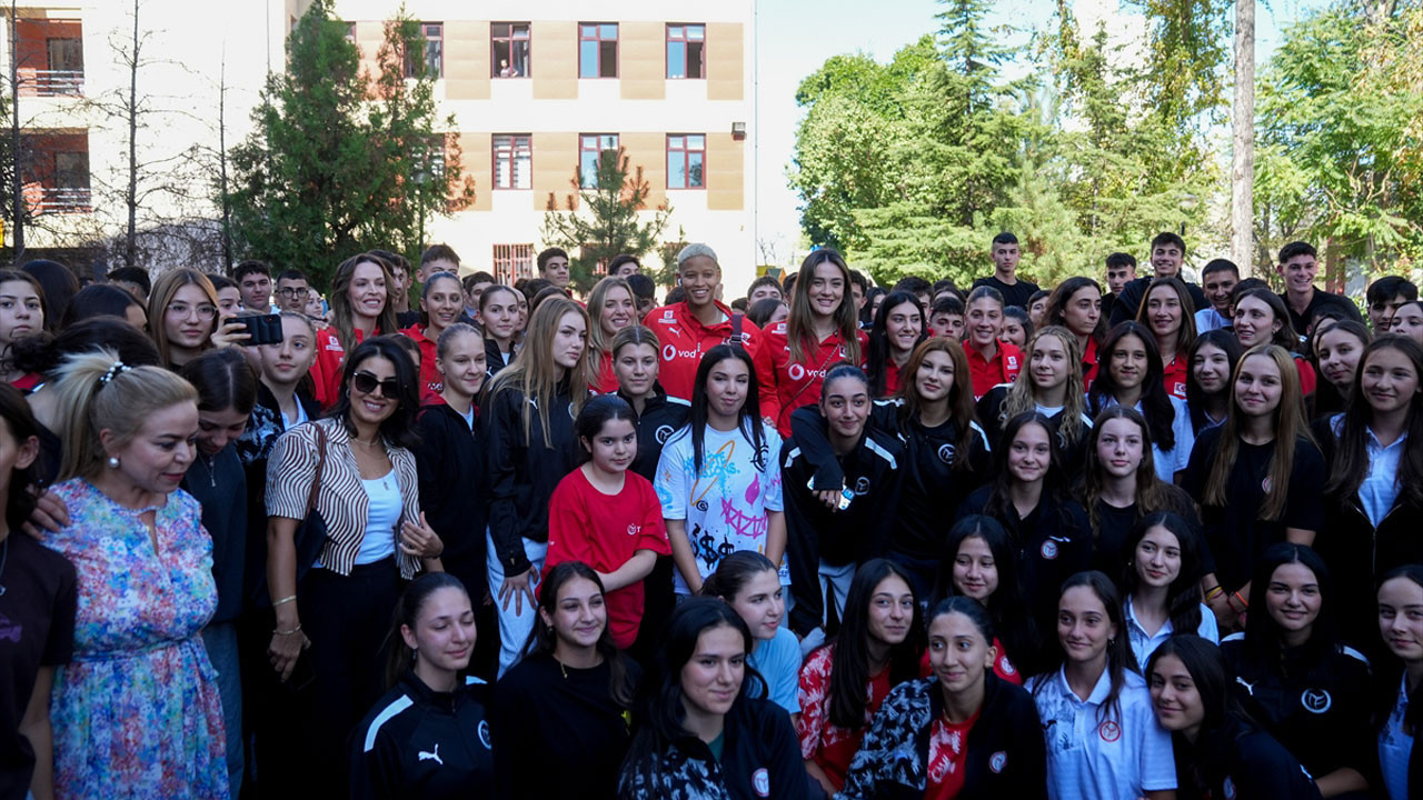 A Milli Kadın Voleybol Takımı, Ankara'da çiçeklerle karşılandı