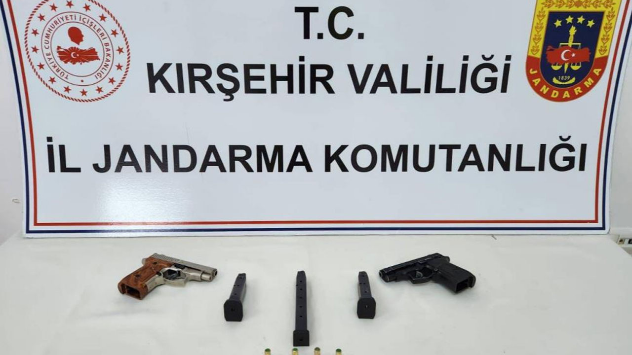 Kırşehir'de ruhsatsız silah taşıyan 2 şüpheli yakalandı