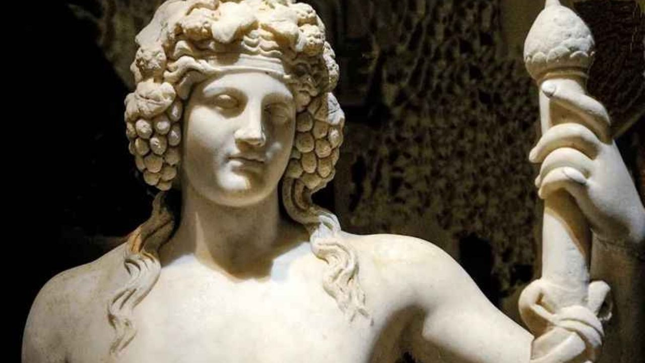 Dionysos kimdir, şarap, tiyatro ve delilik ile hangi bağları vardır?