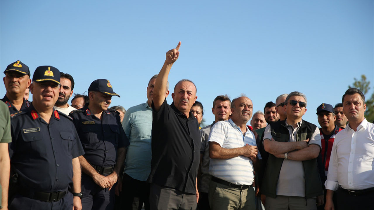 Mevlüt Çavuşoğlu Antalya'daki yangın bölgesinde!