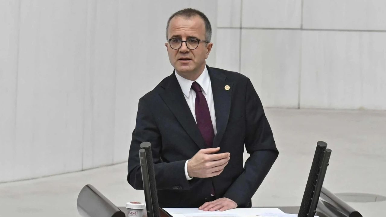 Okan Konuralp kimdir, siyasette hangi konumda yer almıştır, gazeteci miydi?