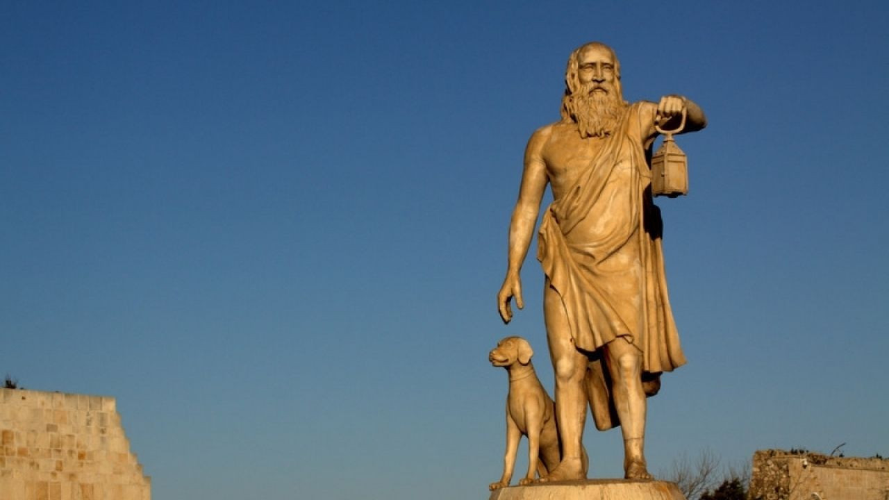 Diyojen kimdir, neden fıçıda yaşadı? Felsefesi ne anlatıyor?