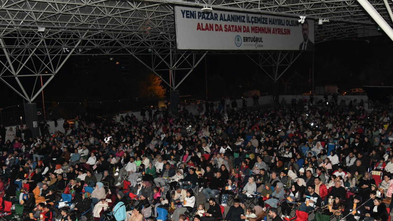 Pursaklar açık hava sinemasının tadını çıkardı