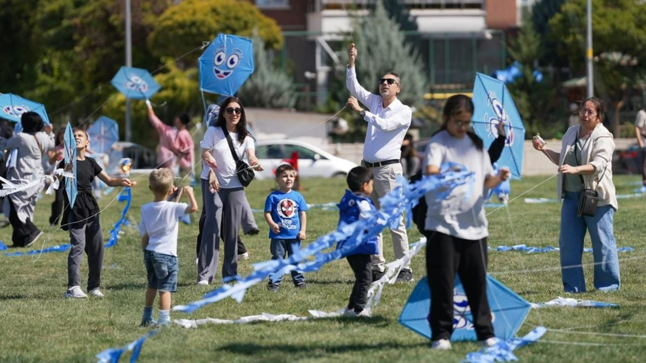Etimesgut’ta uçurtma şenliğiyle gökyüzü renklendi