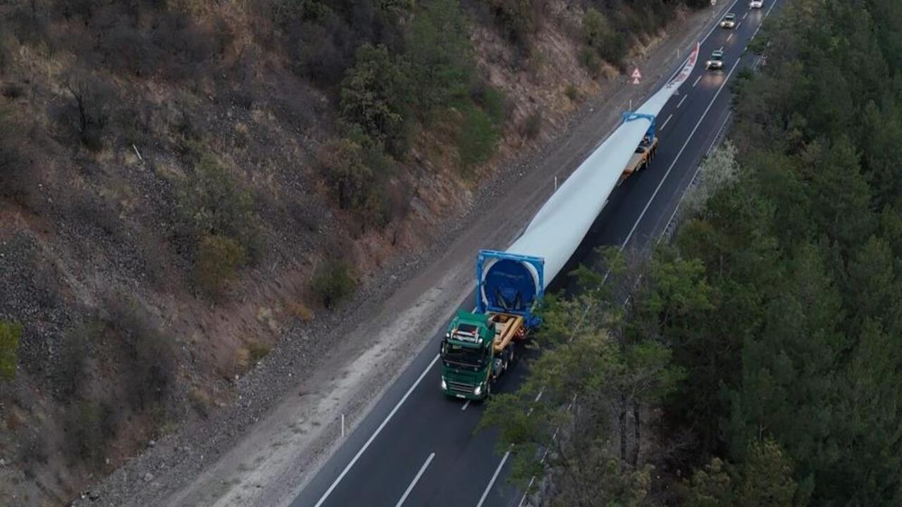 Kızılcahamam’da rüzgâr türbininin dev kanatları, kuş bakışı görüntülendi