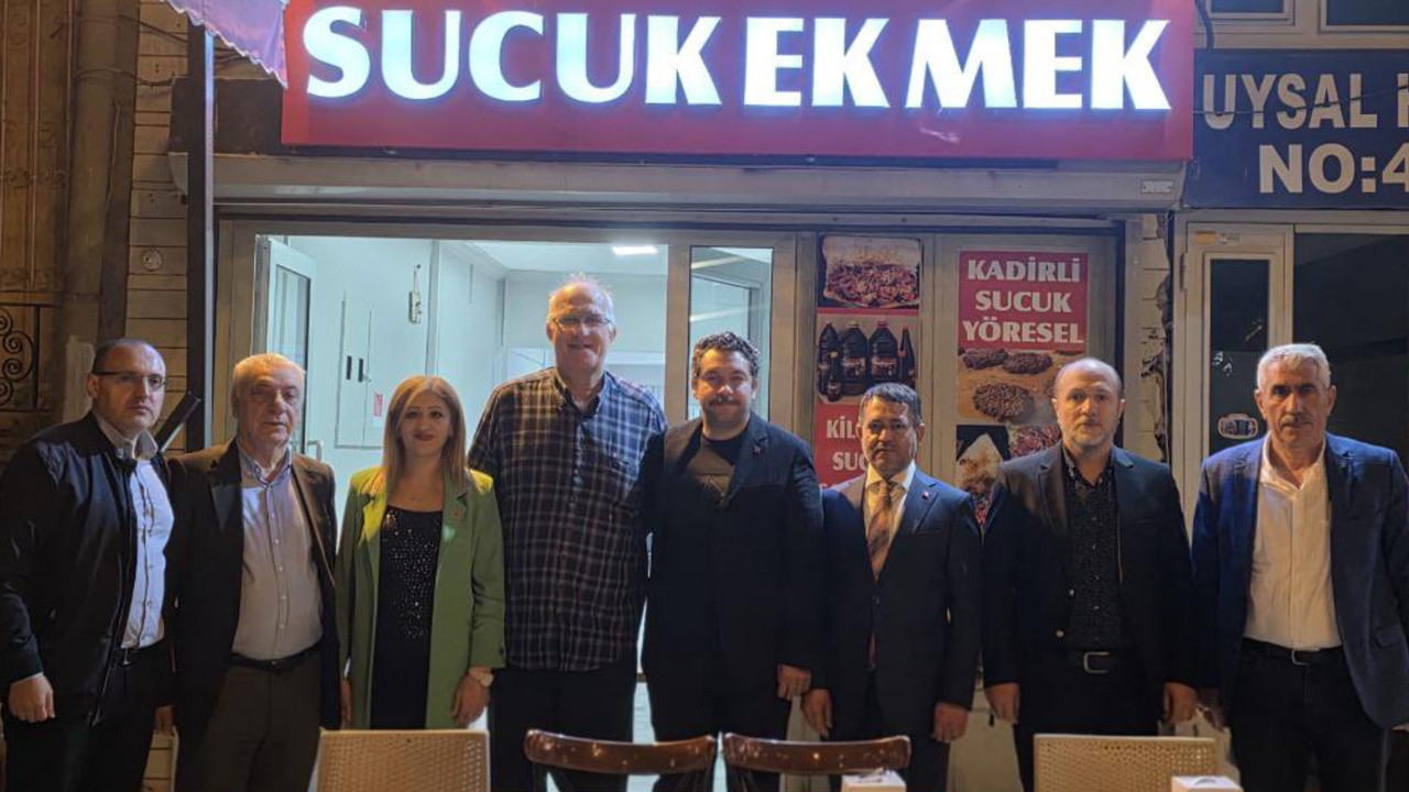 AK Partililer sucuk ekmekte