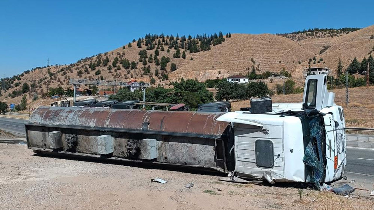 Kırıkkale-Kırşehir kara yolunda feci kaza! Zift yüklü tanker devrildi