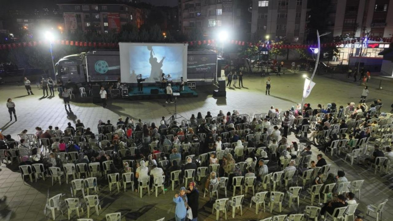 Ankara Sincan’da yeşilçam rüzgarı! ‘Sinema Yollarda’ mobil TIR'ı Sincanlılarla buluştu