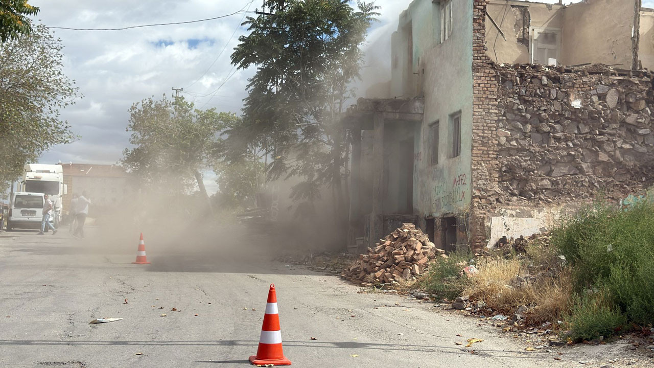 Metruk yapıların yıkım seferberliği sürüyor! Altındağ daha güvenli hale geliyor