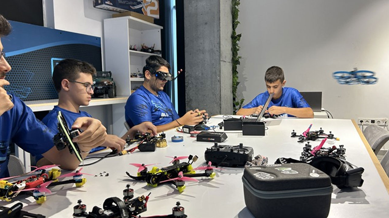 Dron eğitimiyle geleceğin pilotları ve mühendisleri yetişiyor