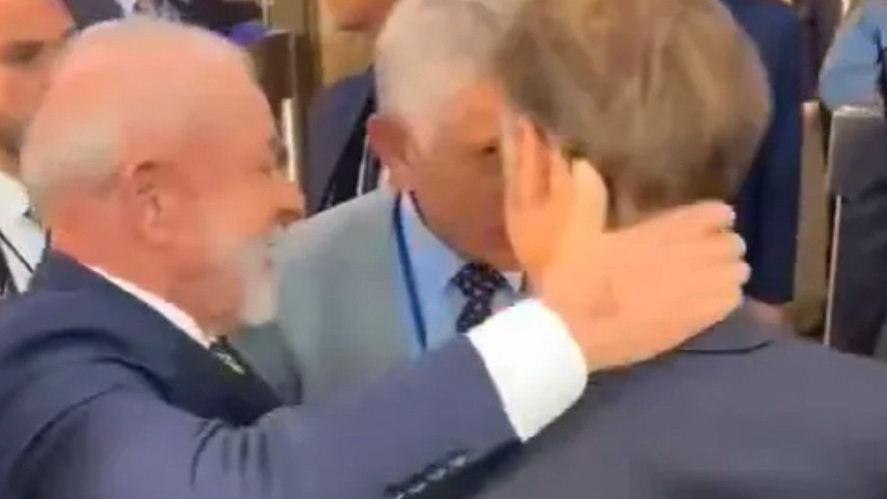 Brezilya Devlet Başkanı Lula ve Macron arasında ilginç anlar! Ensesinden tuttu...