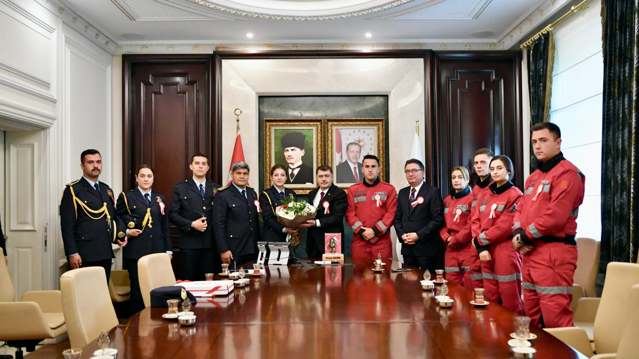 Ankara Valisi Vasip Şahin'den itfaiyecilerle anlamlı buluşma