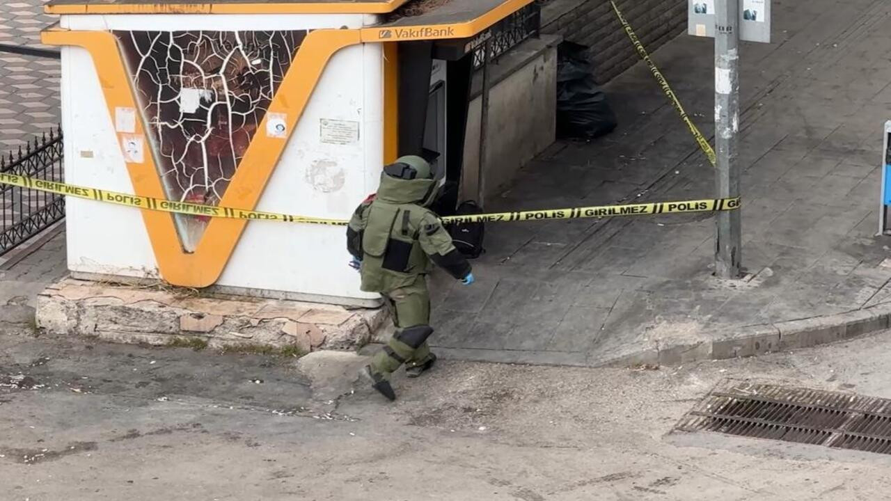 Kırıkkale’de ATM önünde unutulan şüpheli çanta, polis ekiplerini teyakkuza geçirdi