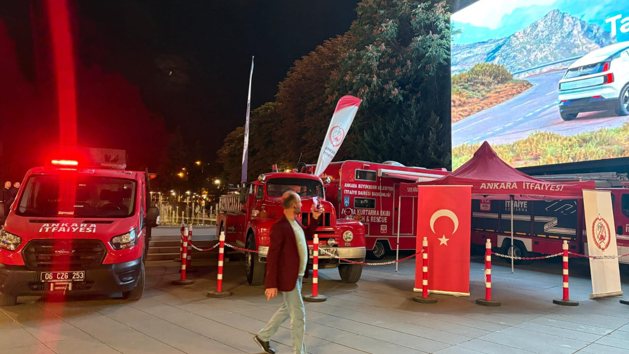 Eski itfaiye araçları Kızılay’da sergileniyor