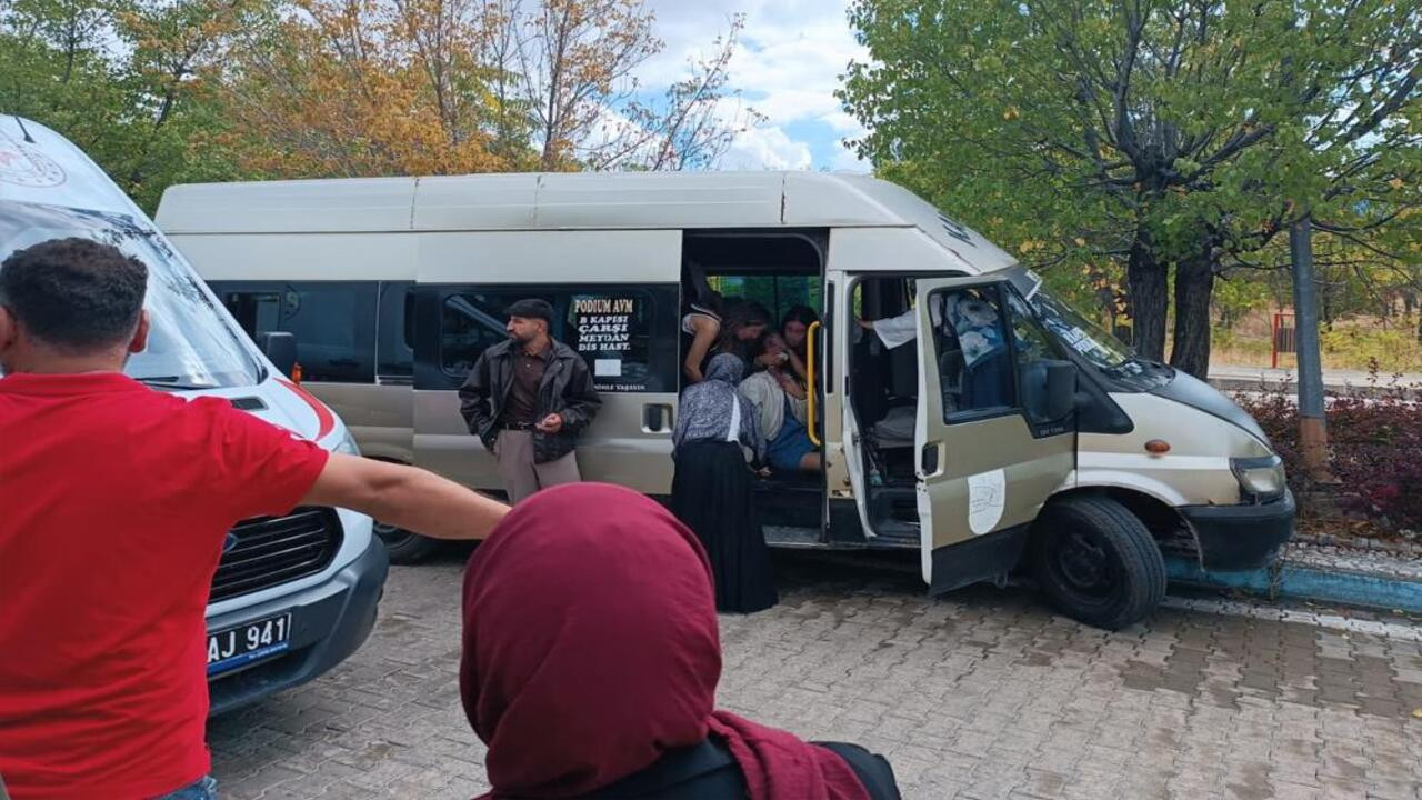 Kırıkkale’de dolmuşun ağaca çarpmasının yol açtığı kaza, 13 üniversite öğrencisini hastanelik etti