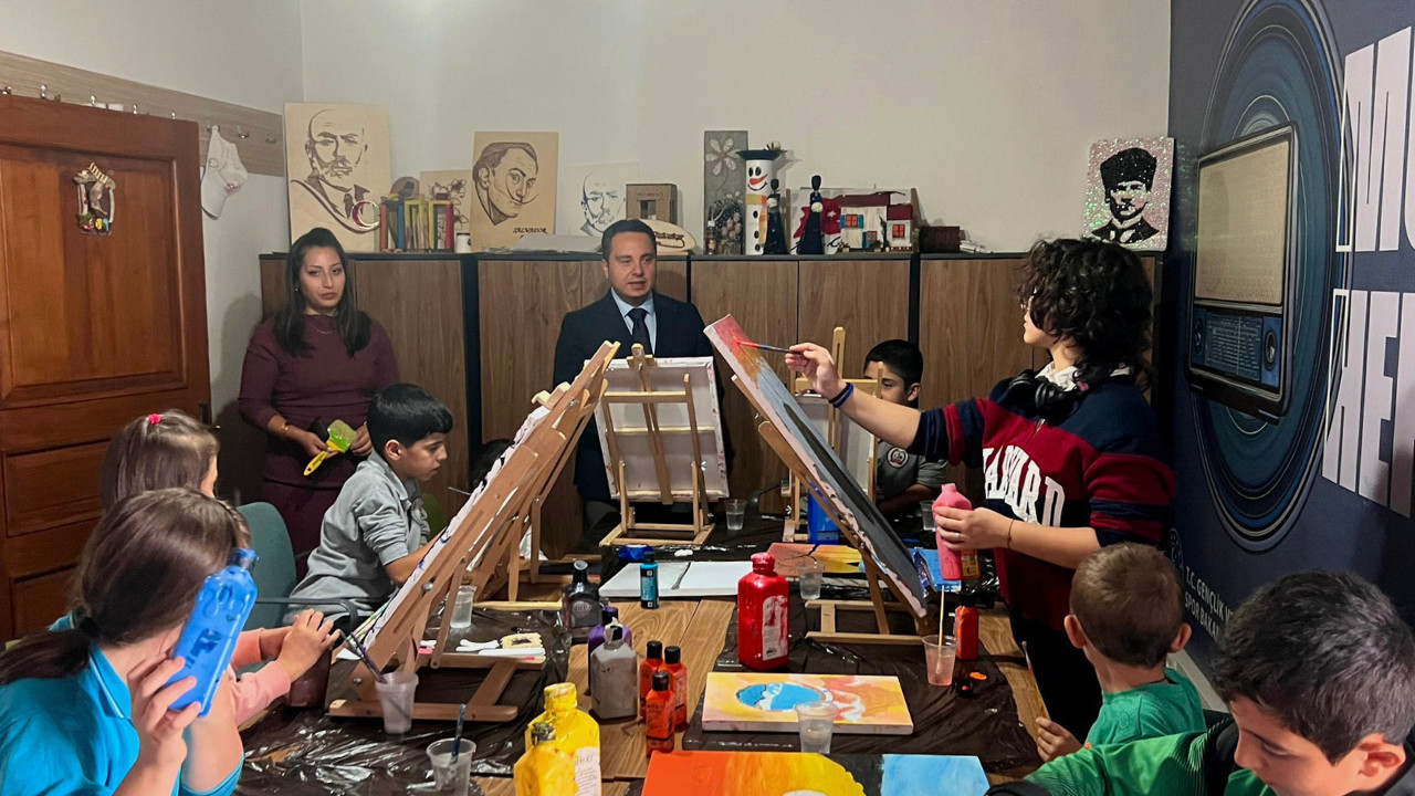 Kalecik Kaymakamı Aydoğan gençlerle fırça başında buluştu