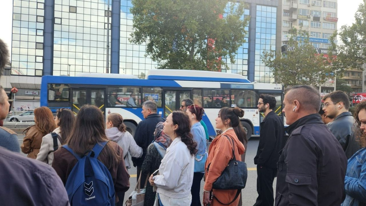 Ankara’da toplu taşıma çilesi: Vatandaşlar kaldırımda otobüs bekledi