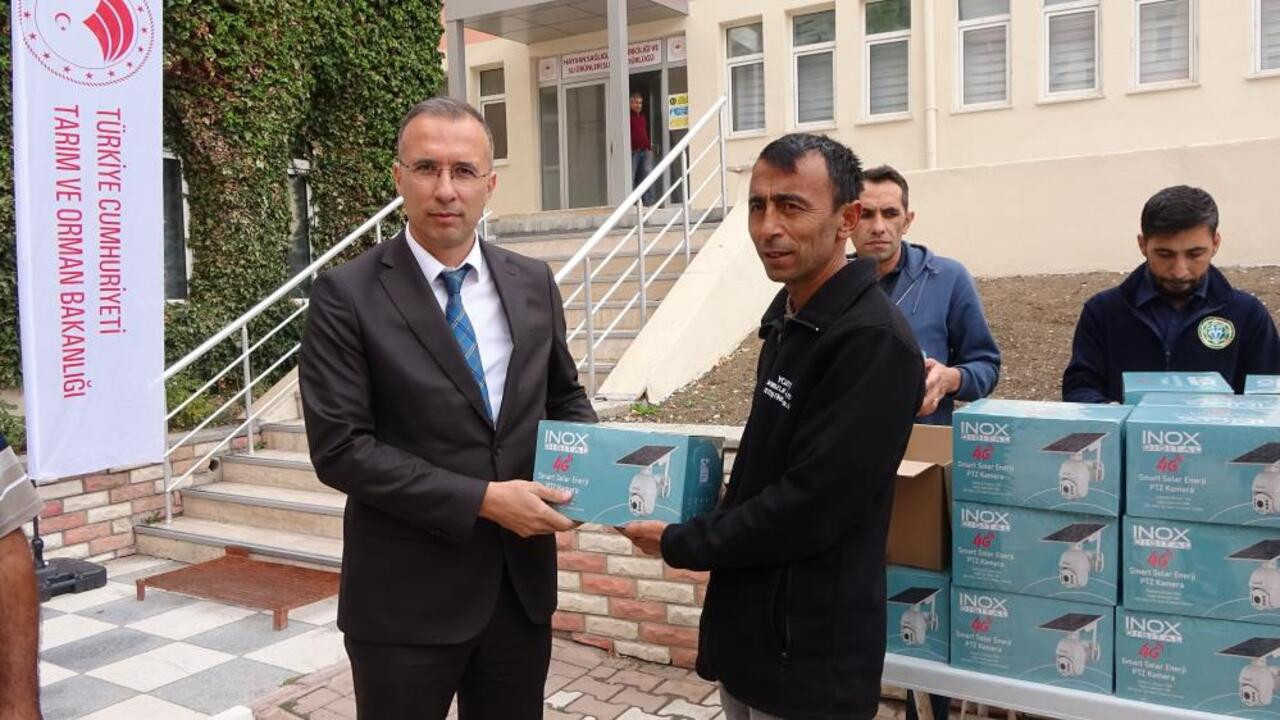 Yozgat’ta 68 çiftçiye, kamera seti ve kamp lambası yardımı