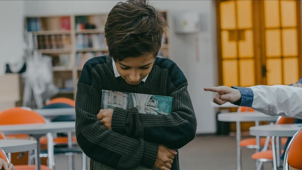 Akran zorbalığının ciddi tehlikeleri! Çocuğunuzda bu belirtilere dikkat!