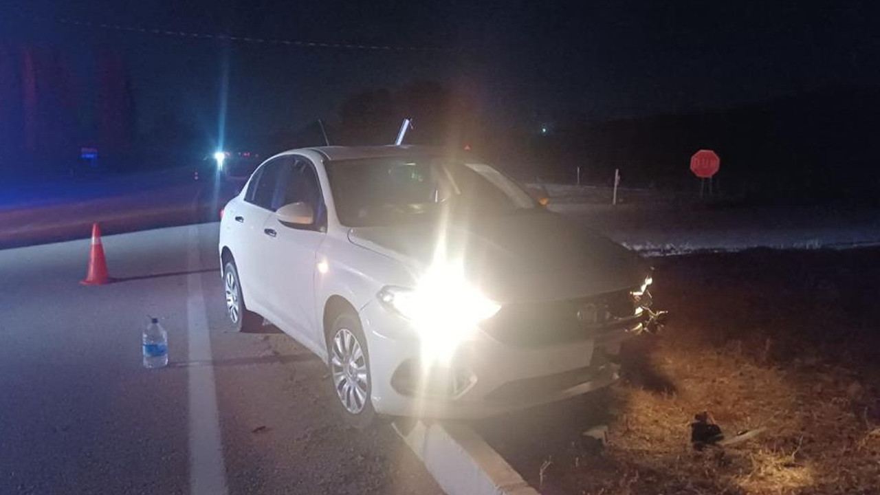 Çorum-Yozgat yolunda araç refüje çarptı! Kazayı hafif sıyrıklarla atlattılar