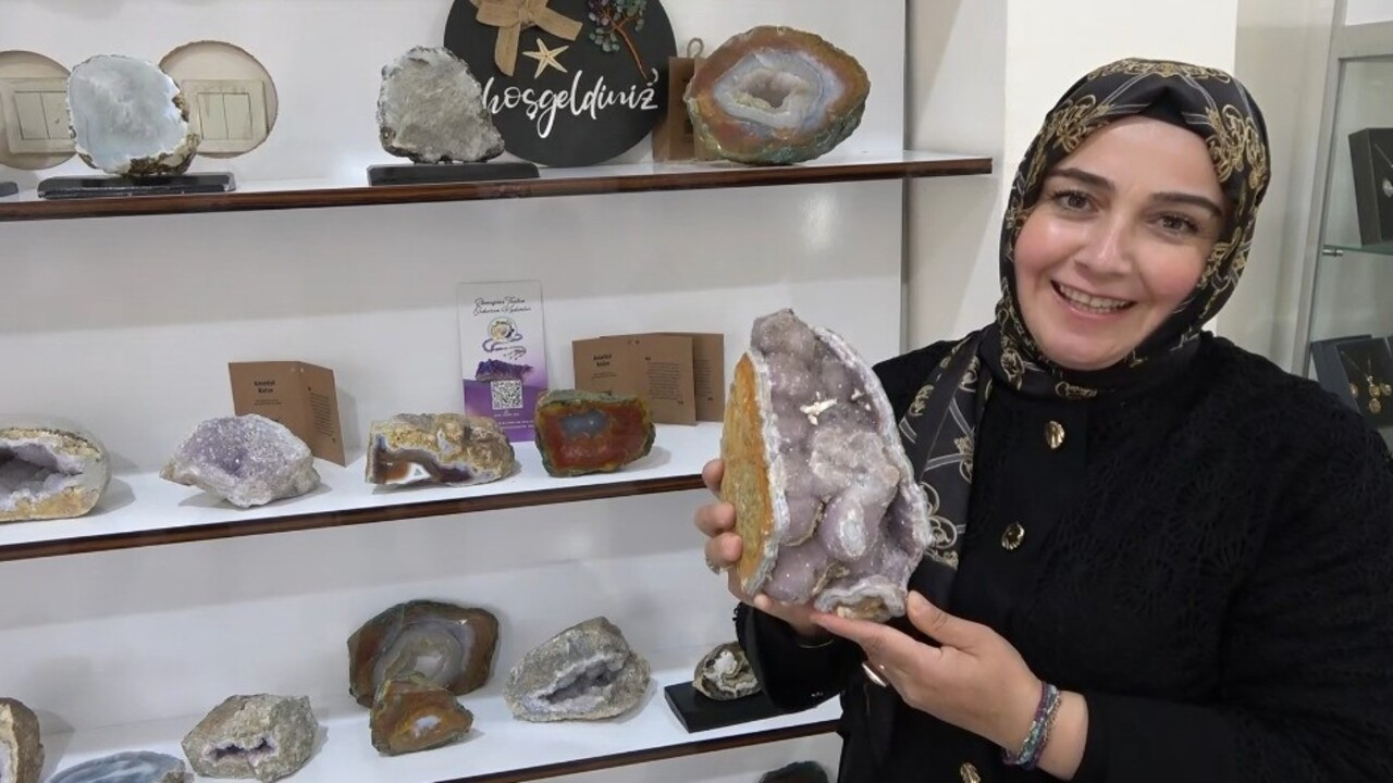 Yozgat’ta çıkarılan doğal taşlar, kadın emeğiyle mücevhere dönüşüyor