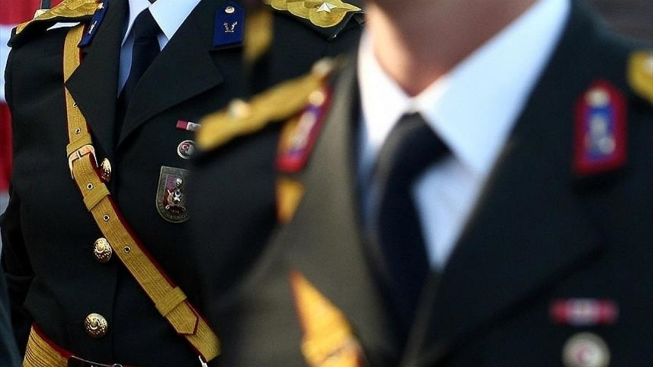 “Atatürk Rozeti” krizinde yeni gelişme: İhraç edilen teğmen göreve iade edildi