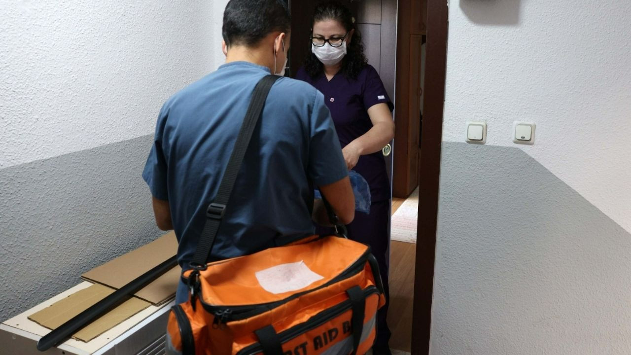 Çankaya Belediyesi, hastaneye gidemeyen vatandaşların elinden tuttu