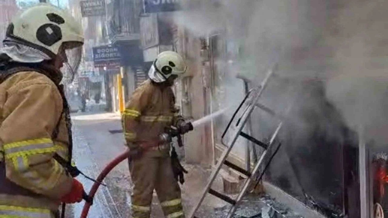 Kırıkkale’de telefon mağazasında çıkan yangında, facianın eşiğinden dönüldü!