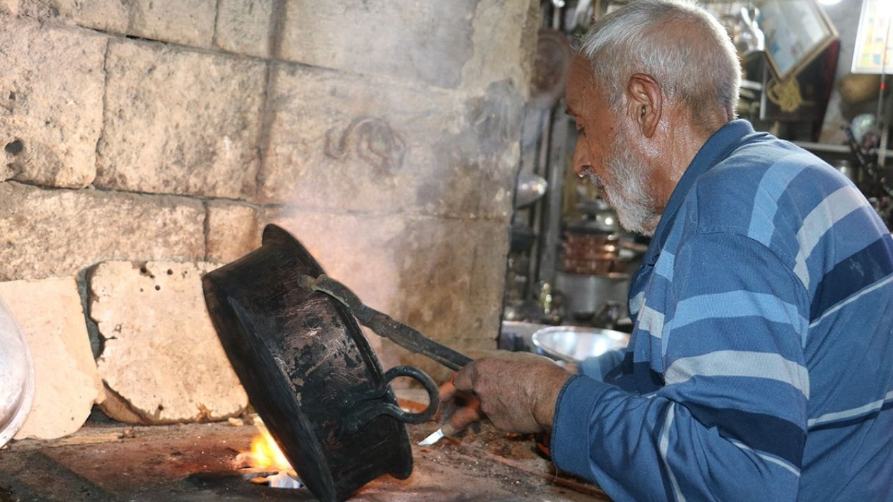 Zamana direnen usta: 75 yıldır aynı tezgahta kalaycılık yapıyor